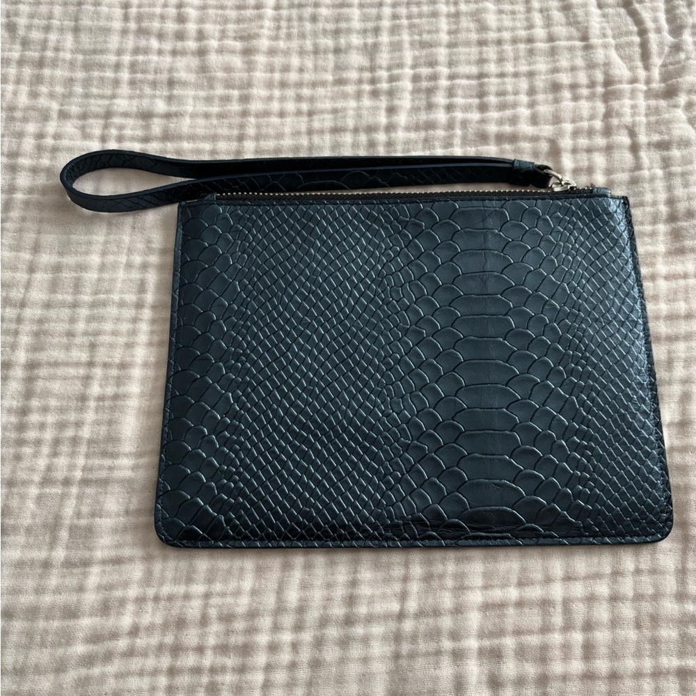 Punto Fibbia Blue Metallic Reptile Wristlet
